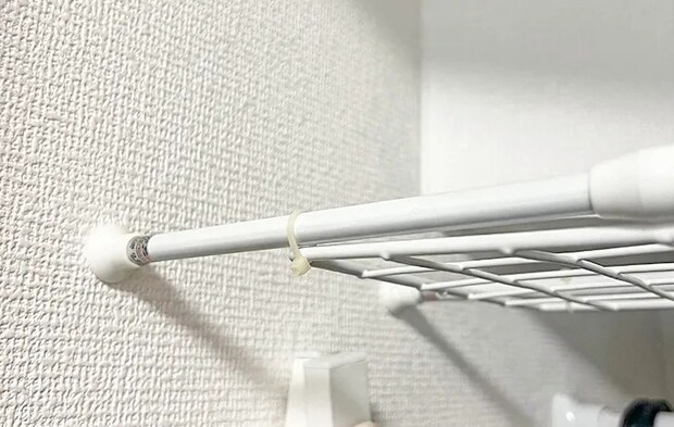 つっぱり棒で作成した枕棚の写真（撮影：Classy Life）