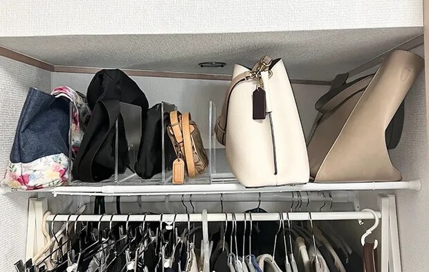 枕棚に小さなカバンを収納した写真（撮影：Classy Life）