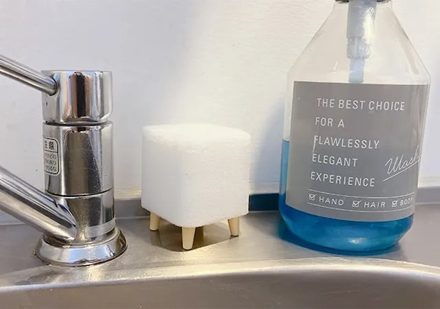 ダイソーの『立つおそうじキューブ』をキッチンに置いた場面（撮影：grapeライフハック編集部）