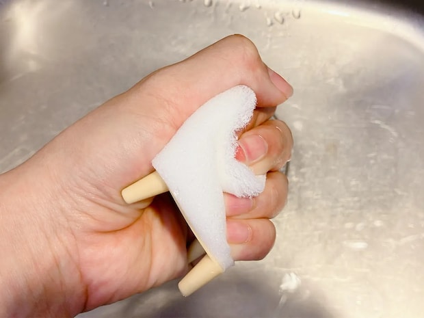 ダイソーの“脚付き”スポンジがすごい キッチンの水アカ掃除に使ってみると…【検証】