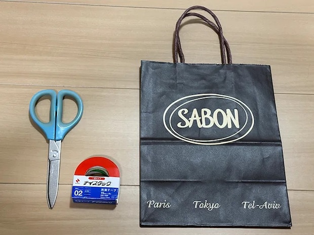 ハサミ、両面テープ、紙袋が写る画像（撮影：grapeライフハック編集部）