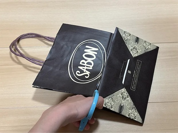 紙袋をハサミで切っている画像（撮影：grapeライフハック編集部）