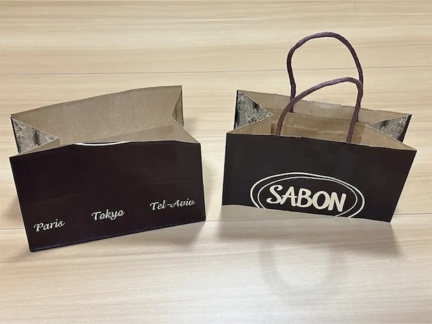 紙袋の取っ手部分と底部分を広げた画像（撮影：grapeライフハック編集部）