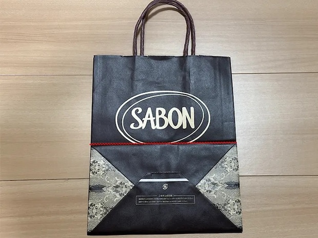 カットする場所にラインを引いた紙袋の画像（撮影：grapeライフハック編集部）