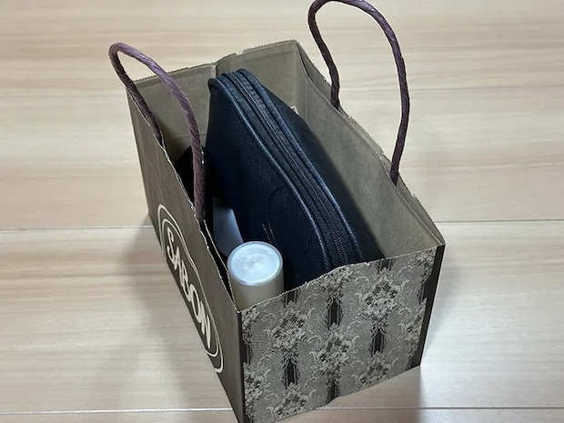 紙袋の小物入れを実際に使ってみた画像（撮影：grapeライフハック編集部）