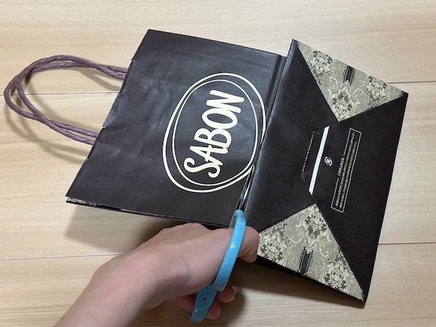 自宅の中で持ち運べる! 余った紙袋で収納ボックスを作る方法