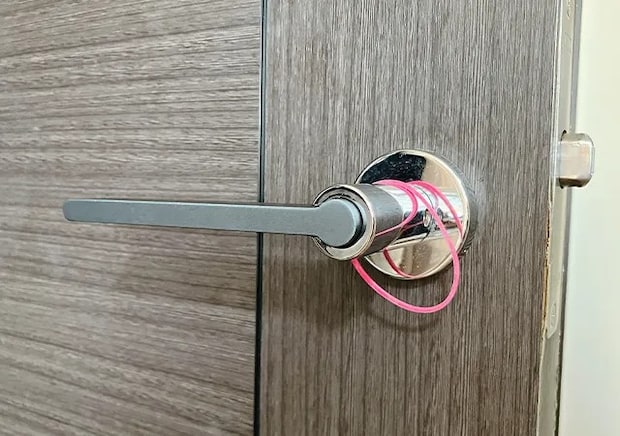 輪ゴムをドアノブにかけた場面（撮影：grapeライフハック編集部）