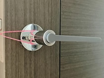 【簡単】30秒で完了！　輪ゴム1本をドアノブにかけて開閉音を抑える手順