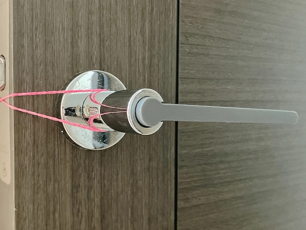 【簡単】30秒で完了! 輪ゴム1本をドアノブにかけて開閉音を抑える手順