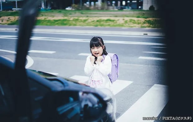 道路を渡る子供の写真