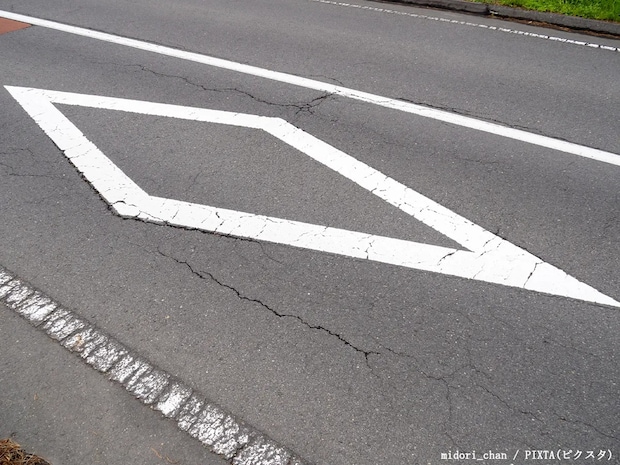 道路の『ひし形』、どういう意味がある? 弁護士の解説に「知らなかった」