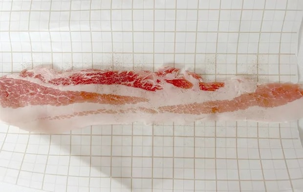 豚肉に塩コショウを振った画像（撮影：エニママ）