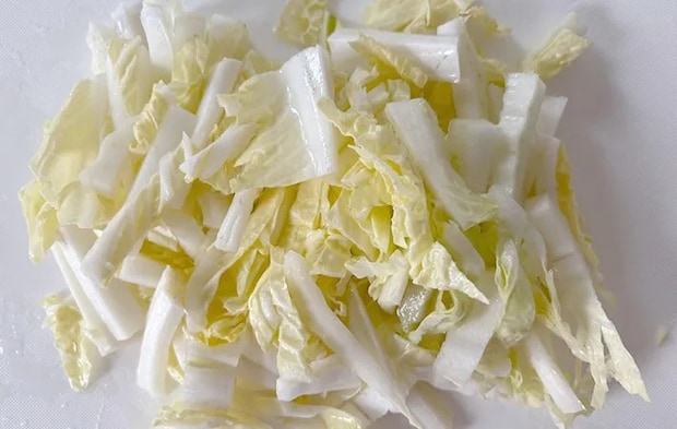 白菜を細切りにした画像（撮影：エニママ）