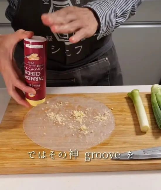 ライスペーパーに粉チーズを振りかけている様子