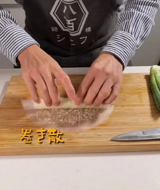 ネギをライスペーパーで巻いている様子