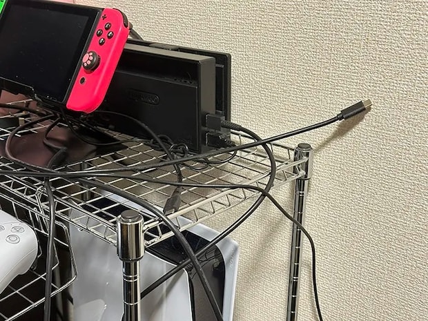 ゲーム機の周りのケーブルが散らかった画像（撮影：grapeライフハック編集部）