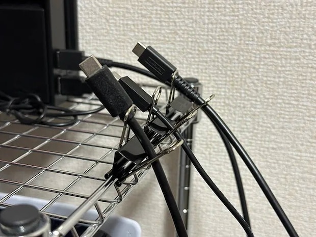 ダブルクリップにケーブルを通した画像（撮影：grapeライフハック編集部）