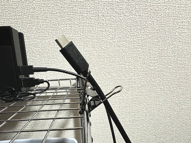 ダブルクリップにケーブルを通した画像（撮影：grapeライフハック編集部）