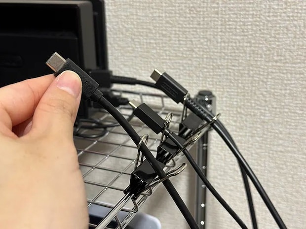 ダブルクリップにケーブルを通した画像（撮影：grapeライフハック編集部）