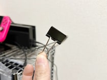 ダブルクリップをケーブル整理に使うと？　画期的な裏ワザに「この手があったか」
