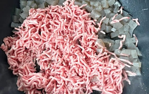 豚ひき肉とこんにゃくを炒めている画像（撮影：エニママ）