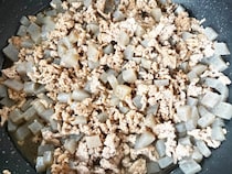 豚そぼろに「1袋」入れてみて！　お財布に優しい「節約レシピ」【調理15分】