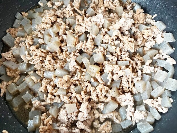 豚そぼろに「1袋」入れてみて! お財布に優しい「節約レシピ」【調理15分】