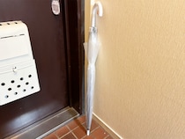 傘を角に当ててクルクルすると…　雨の日のイライラを解消する『裏ワザ』がこちら