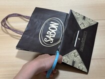 自宅の中で持ち運べる！　余った紙袋で収納ボックスを作る方法