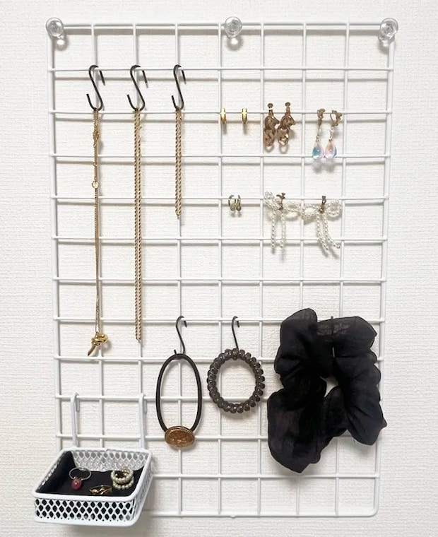 ワイヤーネットで作ったアクセサリー収納の写真（撮影：grapeライフハック編集部）