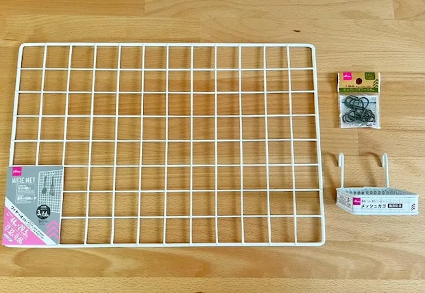 ワイヤーネット、メッシュカゴ、S字フックの写真（撮影：grapeライフハック編集部）
