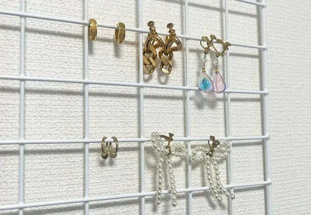 ワイヤーネットに引っかけたイヤリングの写真（撮影：grapeライフハック編集部）
