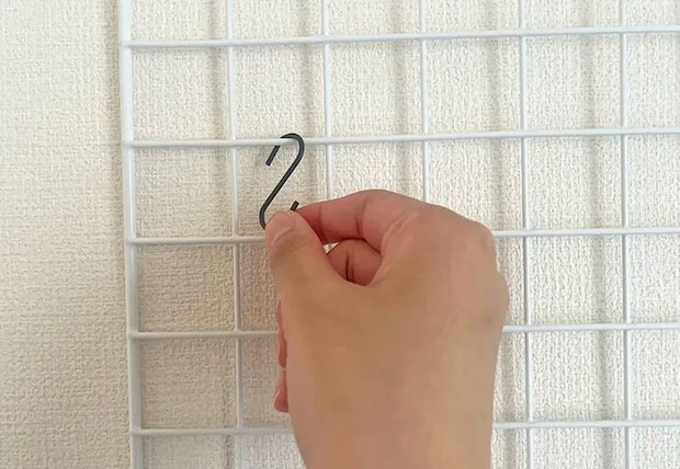ワイヤーネットにS字フックをかけている写真（撮影：grapeライフハック編集部）