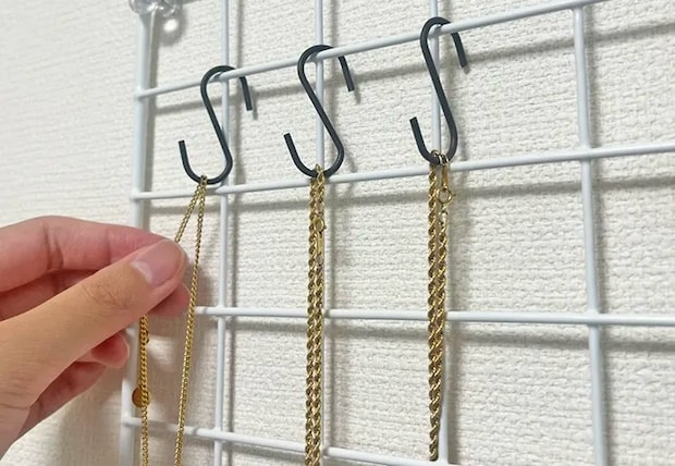 S字フックにかけたネックレスの写真（撮影：grapeライフハック編集部）