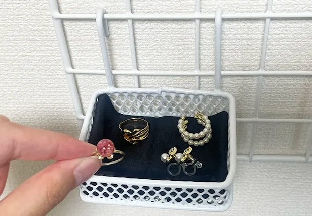 ワイヤーネットに取りつけたメッシュカゴの写真（撮影：grapeライフハック編集部）