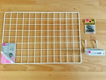 ワイヤーネットにS字フックを引っかけて？　収納ワザに「朝の準備がラクになった」