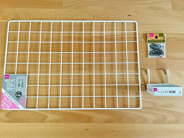 ワイヤーネットにS字フックを引っかけて? 収納ワザに「朝の準備がラクになった」