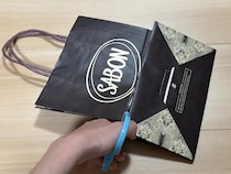 自宅の中で持ち運べる！　余った紙袋で収納ボックスを作る方法