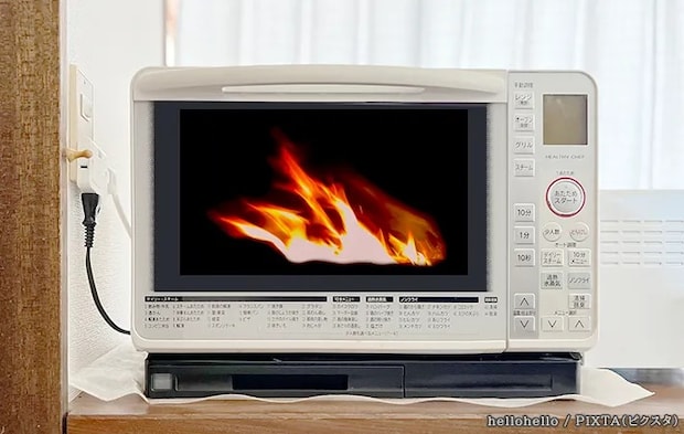 炎があがっている電子レンジの写真