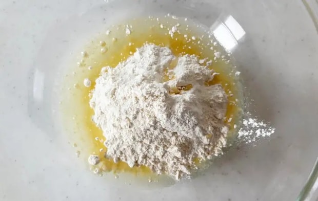 ホットケーキミックスとサラダ油を入れた画像（撮影：エニママ）