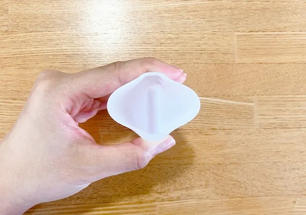 『携帯便利 薄型シリコーンコップ』を手に持って広げた場面（撮影：grapeライフハック編集部）