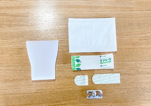 『携帯便利 薄型シリコーンコップ』と、中に入れたい物を机の上に広げた場面（撮影：grapeライフハック編集部）