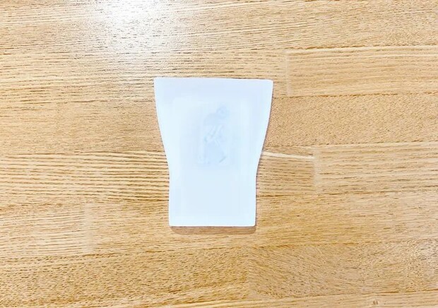 『携帯便利 薄型シリコーンコップ』を机の上に置いた場面（撮影：grapeライフハック編集部）