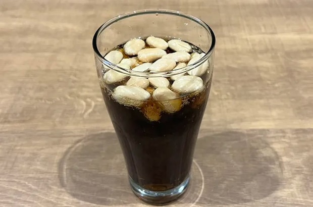 ピーナッツを入れたコーラの写真（撮影：grapeフード編集部）