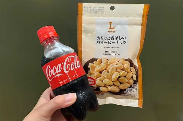 コーラにピーナッツの写真（撮影：grapeフード編集部）