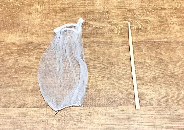 水切りネットと割り箸を机に置いた場面（撮影：grape編集部）
