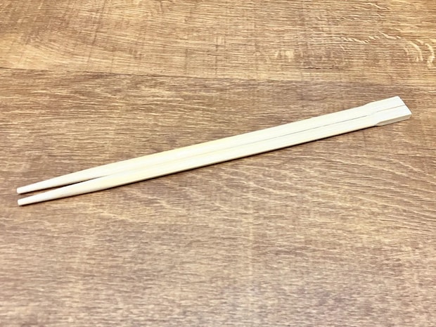 水筒やグラスの底がきれいになる! 水切りネット×割り箸で“特製掃除アイテム”【手順】