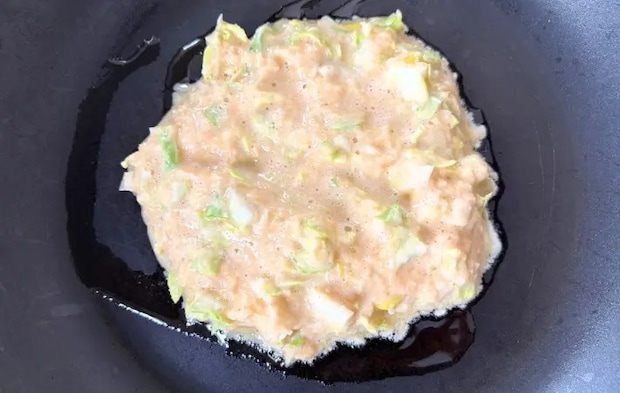 お好み焼きの生地を広げた画像（撮影：エニママ）