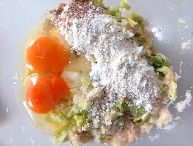 薄力粉、卵、和風だしの素を加えた画像（撮影：エニママ）