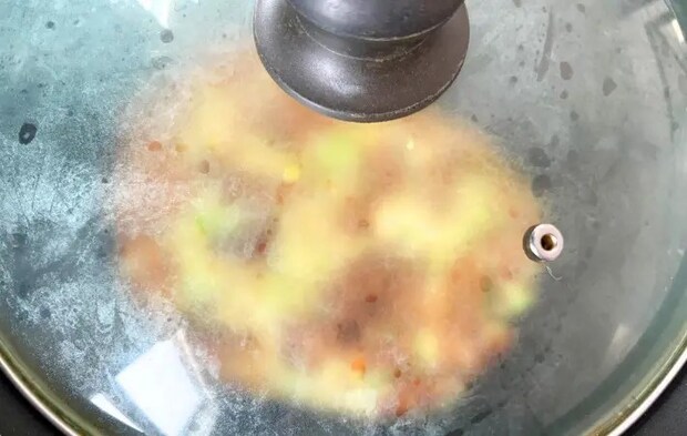 蒸し焼きにしている画像（撮影：エニママ）